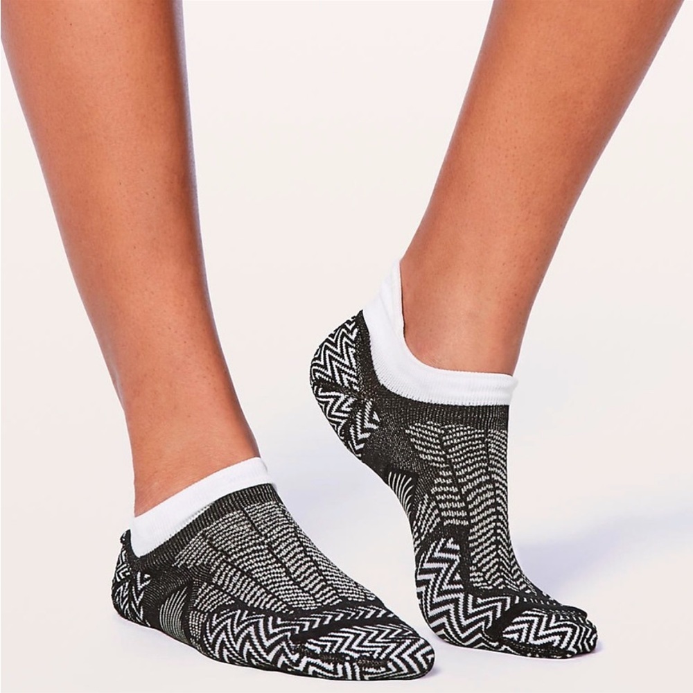 Lululemon Run Course Speed Socks bill/wht combo
